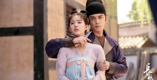 吳磊熱巴合拍海報,持續發糖配一臉