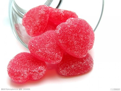 倒出來的紅色糖果圖片