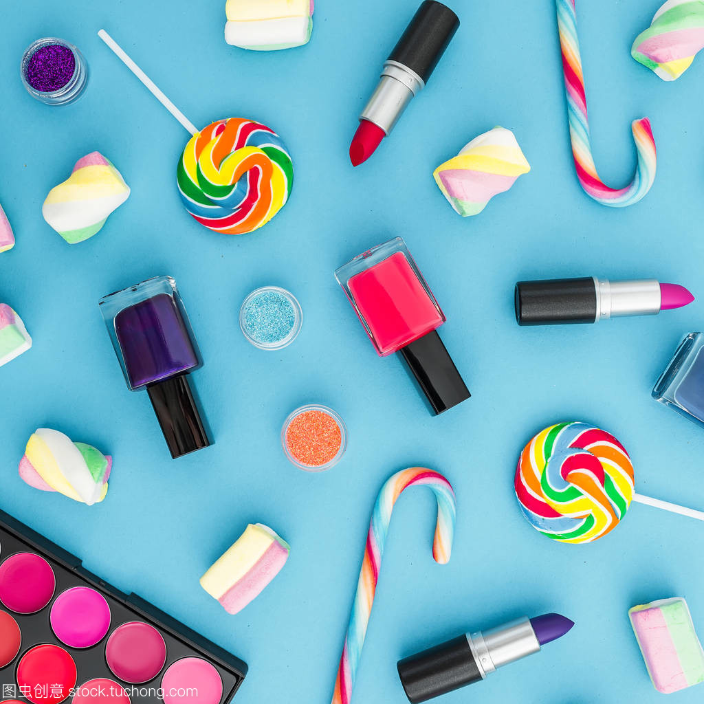藍色背景下各種彩色糖果的化妝品產(chǎn)品